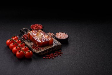 Ton balığı ve somon rulosu, füme balık. Tasarımınız için yiyecek olarak ton balığı ve somon rulosu.