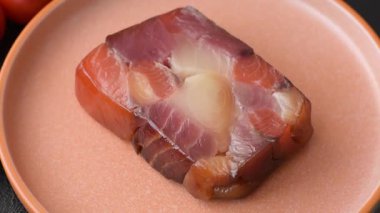 Ton balığı ve somon rulosu, füme balık. Yiyecek olarak ton balığı ve somon rulosu.