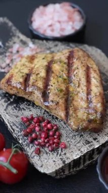 Tavuk göğsü bifteği, ızgara tavuk fileto, sağlıklı yemek, öğle yemeği. Tavuk biftek.