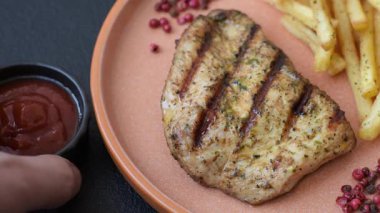 Tavuk göğsü bifteği, ızgara tavuk fileto, sağlıklı yemek, öğle yemeği. Tavuk biftek.