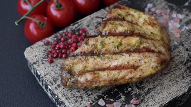 Tavuk göğsü bifteği, ızgara tavuk fileto, sağlıklı yemek, öğle yemeği. Tavuk biftek.