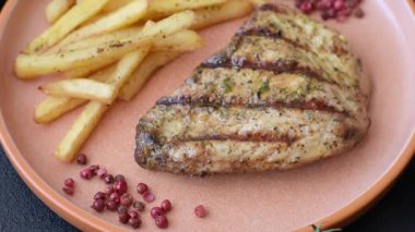 Tavuk göğsü bifteği, ızgara tavuk fileto, sağlıklı yemek, öğle yemeği. Tavuk biftek.