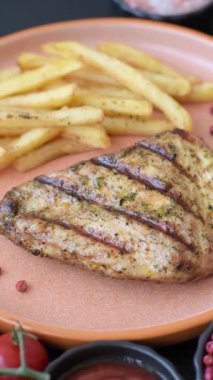 Tavuk göğsü bifteği, ızgara tavuk fileto, sağlıklı yemek, öğle yemeği. Tavuk biftek.