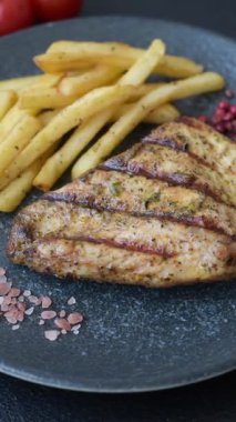 Tavuk göğsü bifteği, ızgara tavuk fileto, sağlıklı yemek, öğle yemeği. Tavuk biftek.