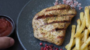 Tavuk göğsü bifteği, ızgara tavuk fileto, sağlıklı yemek, öğle yemeği. Tavuk biftek.