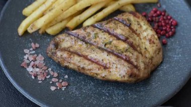 Tavuk göğsü bifteği, ızgara tavuk fileto, sağlıklı yemek, öğle yemeği. Tavuk biftek.