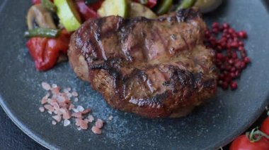 Domuz göğsü bifteği, ızgara fileto, sağlıklı yemek, öğle yemeği. Yemek arkaplanı olarak domuz eti.