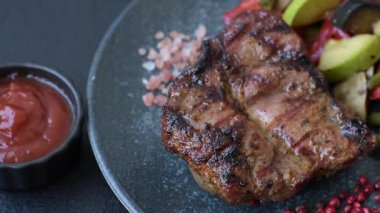 Domuz göğsü bifteği, ızgara fileto, sağlıklı yemek, öğle yemeği. Yemek arkaplanı olarak domuz eti.