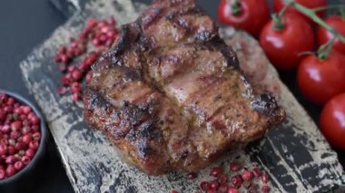 Domuz göğsü bifteği, ızgara fileto, sağlıklı yemek, öğle yemeği. Yemek arkaplanı olarak domuz eti.