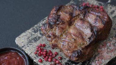 Domuz göğsü bifteği, ızgara fileto, sağlıklı yemek, öğle yemeği. Yemek arkaplanı olarak domuz eti.