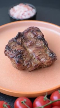 Domuz göğsü bifteği, ızgara fileto, sağlıklı yemek, öğle yemeği. Yemek arkaplanı olarak domuz eti.