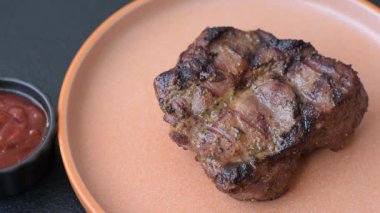 Domuz göğsü bifteği, ızgara fileto, sağlıklı yemek, öğle yemeği. Yemek arkaplanı olarak domuz eti.