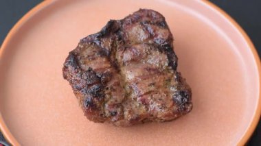 Domuz göğsü bifteği, ızgara fileto, sağlıklı yemek, öğle yemeği. Yemek arkaplanı olarak domuz eti.