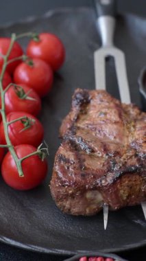 Domuz göğsü bifteği, ızgara fileto, sağlıklı yemek, öğle yemeği. Yemek arkaplanı olarak domuz eti.