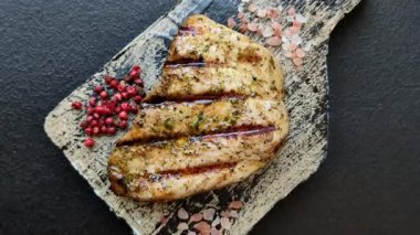 Tavuk göğsü bifteği, ızgara tavuk fileto, sağlıklı yemek, öğle yemeği. Tavuk biftek.