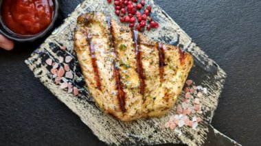 Tavuk göğsü bifteği, ızgara tavuk fileto, sağlıklı yemek, öğle yemeği. Tavuk biftek.