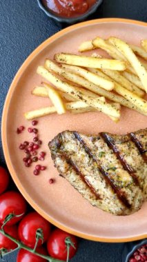 Tavuk göğsü bifteği, ızgara tavuk fileto, sağlıklı yemek, öğle yemeği. Tavuk biftek.