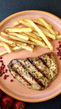 Tavuk göğsü bifteği, ızgara tavuk fileto, sağlıklı yemek, öğle yemeği. Tavuk biftek.