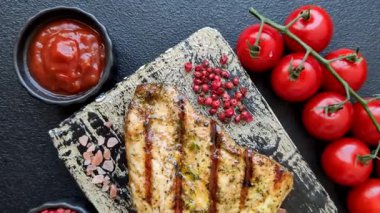 Tavuk göğsü bifteği, ızgara tavuk fileto, sağlıklı yemek, öğle yemeği. Tavuk biftek.