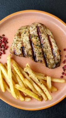 Tavuk göğsü bifteği, ızgara tavuk fileto, sağlıklı yemek, öğle yemeği. Tavuk biftek.