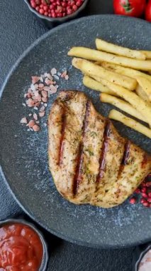 Tavuk göğsü bifteği, ızgara tavuk fileto, sağlıklı yemek, öğle yemeği. Tavuk biftek.