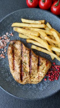 Tavuk göğsü bifteği, ızgara tavuk fileto, sağlıklı yemek, öğle yemeği. Tavuk biftek.