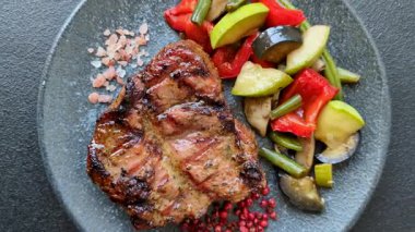 Domuz göğsü bifteği, ızgara fileto, sağlıklı yemek, öğle yemeği. Yemek arkaplanı olarak domuz eti.