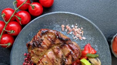 Domuz göğsü bifteği, ızgara fileto, sağlıklı yemek, öğle yemeği. Yemek arkaplanı olarak domuz eti.