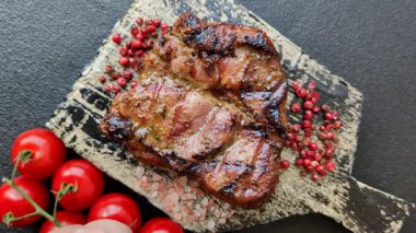 Domuz göğsü bifteği, ızgara fileto, sağlıklı yemek, öğle yemeği. Yemek arkaplanı olarak domuz eti.