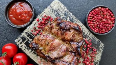 Domuz göğsü bifteği, ızgara fileto, sağlıklı yemek, öğle yemeği. Yemek arkaplanı olarak domuz eti.