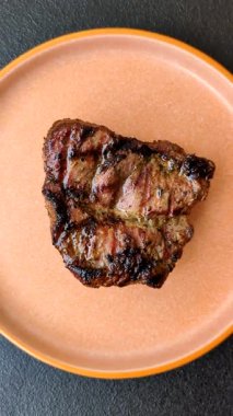 Domuz göğsü bifteği, ızgara fileto, sağlıklı yemek, öğle yemeği. Yemek arkaplanı olarak domuz eti.