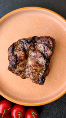 Domuz göğsü bifteği, ızgara fileto, sağlıklı yemek, öğle yemeği. Yemek arkaplanı olarak domuz eti.