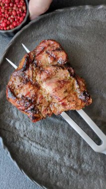 Domuz göğsü bifteği, ızgara fileto, sağlıklı yemek, öğle yemeği. Yemek arkaplanı olarak domuz eti.