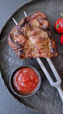 Domuz göğsü bifteği, ızgara fileto, sağlıklı yemek, öğle yemeği. Yemek arkaplanı olarak domuz eti.