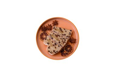 Alman Noel pastası ve meyveli ve badem ezmeli tatlı olan Stollen, kış tatili masası için mükemmeldir. Tasarımınız için gıda arka planı olarak çalındı