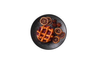 Kirazlı ya da çilekli tatlı Amerikan Noel turtası ya da turtası. Amerikan vişneli turtası, tasarımınız için bir yemek arkaplanı.