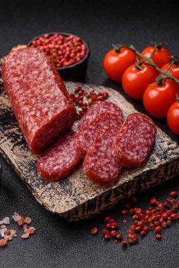 Sandviç için füme salam, biftek veya tavuk sosisi. Yemek arkaplanı için salam dilimleri