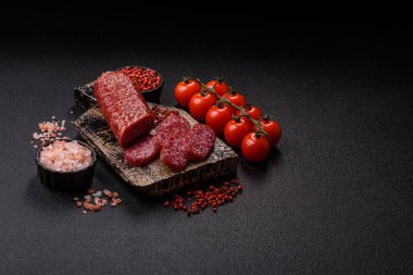 Sandviç için füme salam, biftek veya tavuk sosisi. Yemek arkaplanı için salam dilimleri