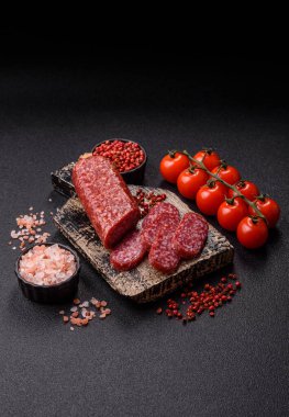 Sandviç için füme salam, biftek veya tavuk sosisi. Yemek arkaplanı için salam dilimleri