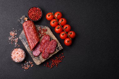 Sandviç için füme salam, biftek veya tavuk sosisi. Yemek arkaplanı için salam dilimleri