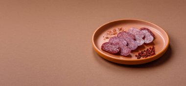 Sandviç için füme salam, biftek veya tavuk sosisi. Yemek arkaplanı için salam dilimleri