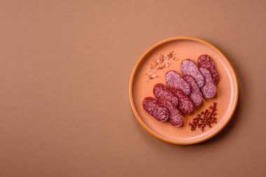 Sandviç için füme salam, biftek veya tavuk sosisi. Yemek arkaplanı için salam dilimleri