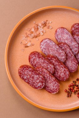 Sandviç için füme salam, biftek veya tavuk sosisi. Yemek arkaplanı için salam dilimleri