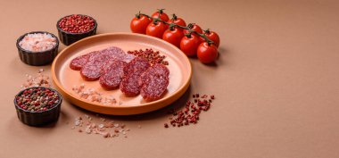 Sandviç için füme salam, biftek veya tavuk sosisi. Yemek arkaplanı için salam dilimleri