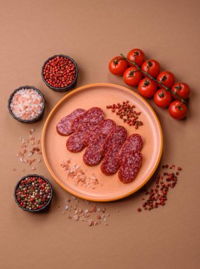 Sandviç için füme salam, biftek veya tavuk sosisi. Yemek arkaplanı için salam dilimleri