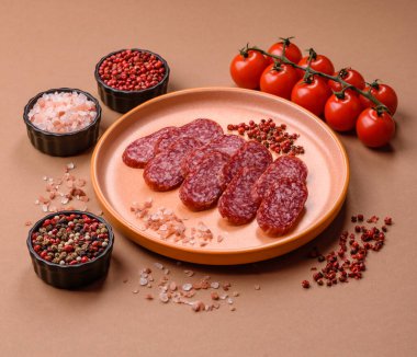 Sandviç için füme salam, biftek veya tavuk sosisi. Yemek arkaplanı için salam dilimleri