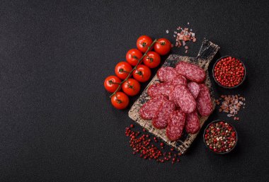 Sandviç için füme salam, biftek veya tavuk sosisi. Yemek arkaplanı için salam dilimleri