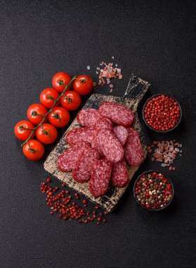 Sandviç için füme salam, biftek veya tavuk sosisi. Yemek arkaplanı için salam dilimleri