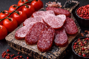 Sandviç için füme salam, biftek veya tavuk sosisi. Yemek arkaplanı için salam dilimleri