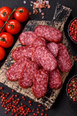 Sandviç için füme salam, biftek veya tavuk sosisi. Yemek arkaplanı için salam dilimleri